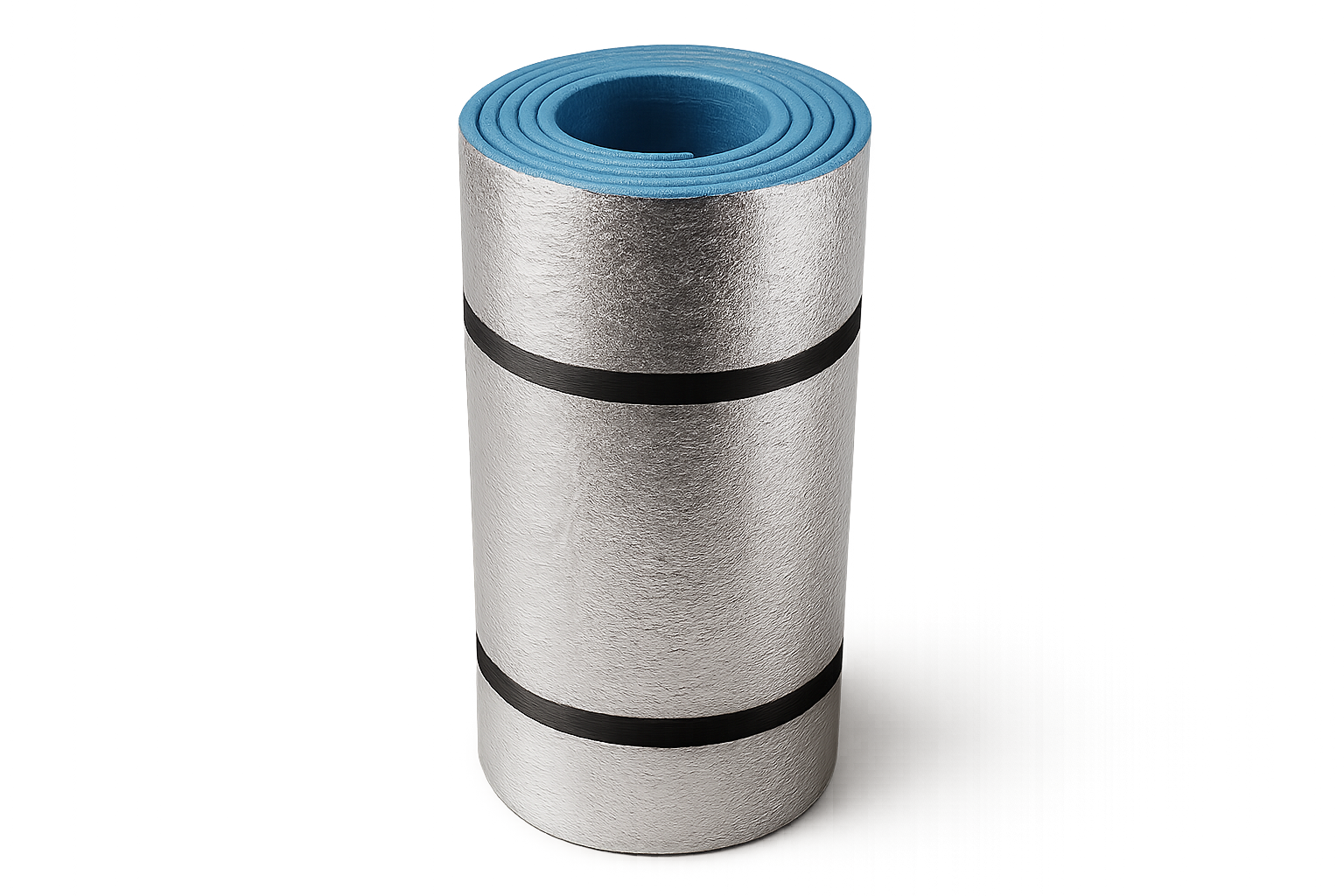 Photo produit réaliste d’un tapis isolant argenté et bleu enroulé, vu en perspective à 30 degrés de l’avant, sans décor, fond transparent, éclairage studio doux